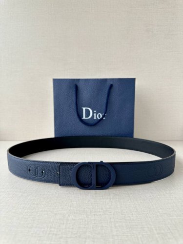 宽度3.5Cm Dior 这款腰带扣采用海军蓝色哑光涂漆饰面不锈钢精心制作，展示Cd Icon 标志。可与各式35毫米腰带搭配，提升格调，打造优雅精致的造型。