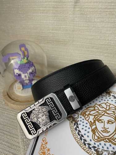 品名：Versace.范思哲 材质：原单牛皮腰带 百分百头层牛皮腰带保证真皮，24K纯钢扣，专柜原单品质、做工精细，时尚大牌，送人自用首选 包装： 请认准如图专