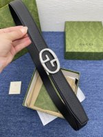 品牌 古驰 Gucci 描述 采用高级gucci Signature真皮精制而成，触感厚实，饰以双g商标带扣。腰带为意大利尺寸，请在购买前参阅腰带尺寸指南. 原