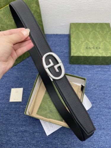 品牌 古驰 Gucci 描述 采用高级gucci Signature真皮精制而成，触感厚实，饰以双g商标带扣。腰带为意大利尺寸，请在购买前参阅腰带尺寸指南. 原