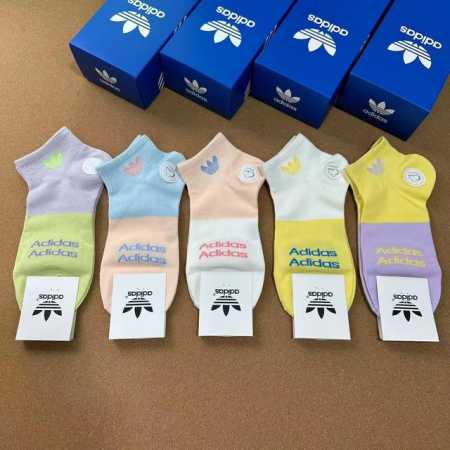 特 Adidas 阿迪达斯新品女款拼色袜子，火爆全网的三叶草Logo超级Nice设计惊艳绝伦超级好看Ins今年超火爆元素单品纯棉材质，非常柔软舒适 一盒五双 - 点击图像关闭