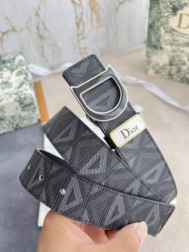 品名：迪奥. Dior.原单 腰带 皮带 型号：挂扣，原版经典双色挂扣，实物拍摄，头层牛皮 材料：百分百头层牛皮，保证真皮。双面可用专柜同等质量，原版经典新款花