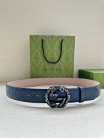 带宽3.8Cm Gucci 互扣式双g原单纹理钢扣腰带，采用热压印技术的gucci Signature皮革精制而成，触感厚实，印花图案清晰分明。