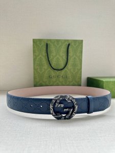 带宽3.8Cm Gucci 互扣式双g原单纹理钢扣腰带，采用热压印技术的gucci Signature皮革精制而成，触感厚实，印花图案清晰分明。
