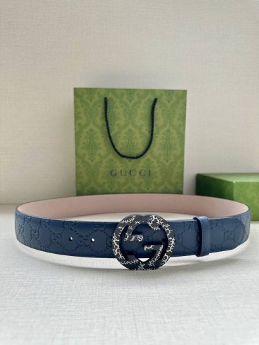 带宽3.8Cm Gucci 互扣式双g原单纹理钢扣腰带，采用热压印技术的gucci Signature皮革精制而成，触感厚实，印花图案清晰分明。