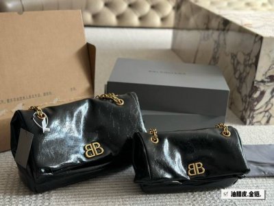 油腊皮 180 配盒 尺寸： 35 24Cm 大号 27 18Cm 小号 Balenciaga Monaco蓬蓬包黑 他们家真的是爆款制造机， 我只能说双B元素