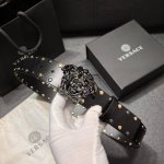 特 范思哲 宽4.0Cm 新款 皮革腰带，以经典 Versace 美杜莎头像装饰，皮带配有闪亮双色五金，增添造型魅力。完美时尚必备单品。