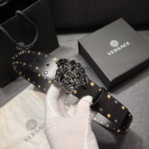 特 范思哲 宽4.0Cm 新款 皮革腰带，以经典 Versace 美杜莎头像装饰，皮带配有闪亮双色五金，增添造型魅力。完美时尚必备单品。