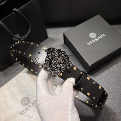 特 范思哲 宽4.0Cm 新款 皮革腰带，以经典 Versace 美杜莎头像装饰，皮带配有闪亮双色五金，增添造型魅力。完美时尚必备单品。