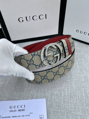 宽度4.0Cm Gucci 最新款双面腰带，一侧为gg Supreme帆布，反面一侧为枣红色头层小牛皮。配以互扣式双g旋转扣头采用真空电镀