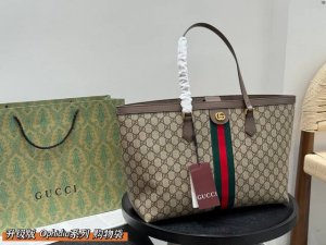 无盒子 升级品质 Gucci 经典红绿彩带托特购物袋 古奇发现一-款可以随便 一塞就出门的酷奇Ophidiatote购物袋， 一定是最适合洒脱随性的小仙女了，