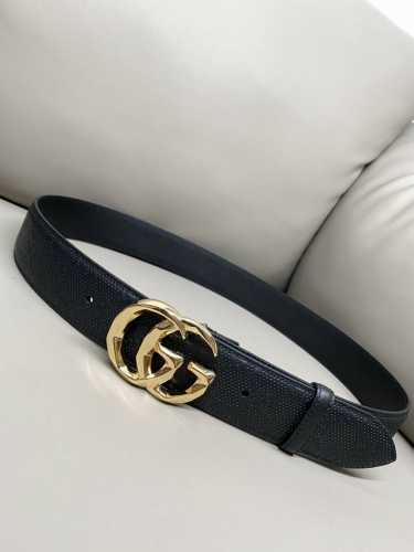 Gucci 古琦 4.0寬Marmont系列印花压纹皮革腰带 Guccio Gucci字母交织图案巧妙融入纹理和材质变化，以印花压纹形式点缀在这款腰带的黑色皮革