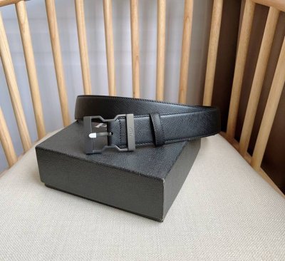 Prada 普拉达 专柜最新款 这款腰带搭配刻印徽标的带扣 匠心品质精雕细琢 巧妙凸显时尚设计 宽4.0