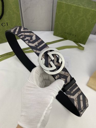 特 宽度4.0Cm Gucci Marmont系列每一季都会推陈出新，为灵感源于70年代的标志性gg钢扣配件注入现代精髓。这款gg Supreme帆布腰带反面采