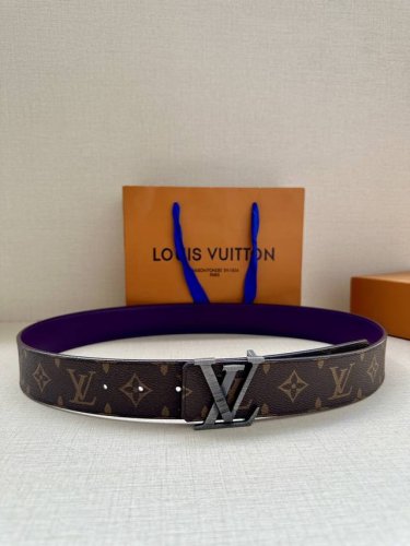 4.0宽 Lv Optic 双面腰带聚焦经典 Monogram 图案：一面呈现标志性印花帆布，另一面选用亮色皮革。色彩层叠令 Lv Optic 搭扣倍显瞩目。