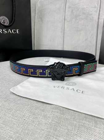 宽度4.0Cm Versace 范思哲 此款软皮腰带饰有个性3D美杜莎腰带扣，设计大胆而又百搭。双面可用，一面为单色，一面饰有新款palazzo Greca N - 点击图像关闭