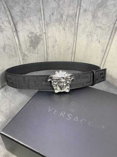 p 210宽度：4.0Cm （范思哲） 此款帆布回纹皮底 腰带饰有标志性的Versace美杜莎头像扣，彰显品牌格调。是一款精美的衣橱必备单品。