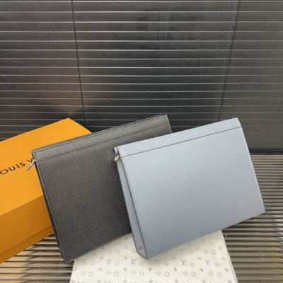 Louisvuitton 路易威登 Pochette Voyage 手袋男士手拿包 洗漱包 实物拍摄 原厂原版面料 配送 礼盒 27 X 21 Cm。
