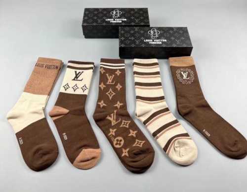 特 Louis Vuitton 路易威登驴家新品女款高筒袜子 一盒五双 纯棉材质，提花经典标志，柔软舒适透气，提花经典标志，炒鸡Nice的款式大牌出街，潮人必备