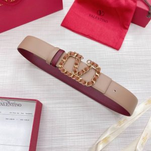 配送专柜全套包装 等级：专柜同步.原版包装.代购级别 材料：Valentino 此款采用进口原版皮搭配纯铜经典V字扣 多色可选 双面用设计 时尚潮流 专柜宽度：
