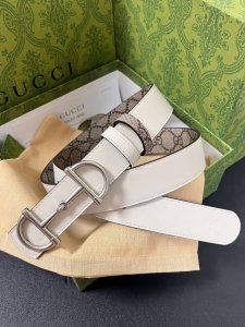 Gg Marmont系列推出双面款式，揭幕新季风尚。这款腰带甄选柔软Gg Supreme和皮革打造，缀饰标志性双G造型搭扣，一展别致韵调。3.0宽米色挂扣 DD