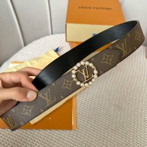 特 寬： 35Mm 精品原單品質 寬度35Mm 專櫃編碼 驢牌首推情侶款式 經典純黑或亮麗粉色搭配最新款鑽石五金扣！多色可選 雙面可用