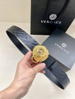 特 宽度3.8Cm Versace此款腰带采用柔软的greca压花皮革于意大利制成，饰有medusa搭扣。 Medusa搭扣 Greca压花 面料：100%牛皮