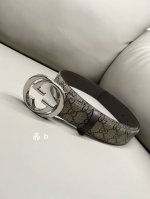 古驰 4.0Cm Gg 新款Supreme帆布是品牌的一款代表性面料，其灵感源自30年代的典藏设计。互扣式双G以钯金色调配件亮眼呈现，致敬品牌悠久传承。