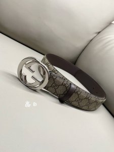 古驰 4.0Cm Gg 新款Supreme帆布是品牌的一款代表性面料，其灵感源自30年代的典藏设计。互扣式双G以钯金色调配件亮眼呈现，致敬品牌悠久传承。