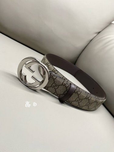 古驰 4.0Cm Gg 新款Supreme帆布是品牌的一款代表性面料，其灵感源自30年代的典藏设计。互扣式双G以钯金色调配件亮眼呈现，致敬品牌悠久传承。