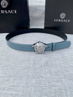 宽度：3.0Cm 范思哲 此平纹腰带饰有标志性的Versace美杜莎头像扣，彰显品牌格调。是一款精美的衣橱必备单品。秀场同款！
