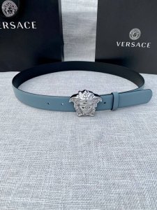 宽度：3.0Cm 范思哲 此平纹腰带饰有标志性的Versace美杜莎头像扣，彰显品牌格调。是一款精美的衣橱必备单品。秀场同款！