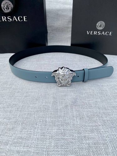 宽度：3.0Cm 范思哲 此平纹腰带饰有标志性的Versace美杜莎头像扣，彰显品牌格调。是一款精美的衣橱必备单品。秀场同款！