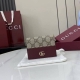 顶配版 源自70年代典藏设计的双G配件继续在Gg Marmont系列中绽放异彩。这款卡包采用米色和安可拉红色Gg Supreme帆布制作，饰以安可拉红皮革细节。