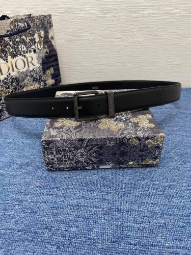 Dior迪奥腰带擦色工艺搭配黑色粒面牛皮革里料，金属覆层黄铜腰带扣设计，镌刻有“Dior”标志，巧妙地提升格调，宽3.5Cm