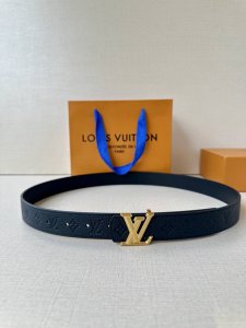 2.0宽 Lv Dimension 双面腰带将经典格调引入新颖尺幅设计。皮革压印 Lv 字母和 Monogram 花卉，与纤秀 Lv 字母搭扣相映成趣，令品牌标