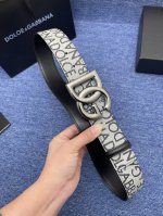 品牌Dg No.550 描述这款腰带配以水牛皮衬里，覆以Monogram 牛皮。展现细腻的品牌特质。 板扣；40宽 Monogram牛皮；意大利双面头层牛皮 法