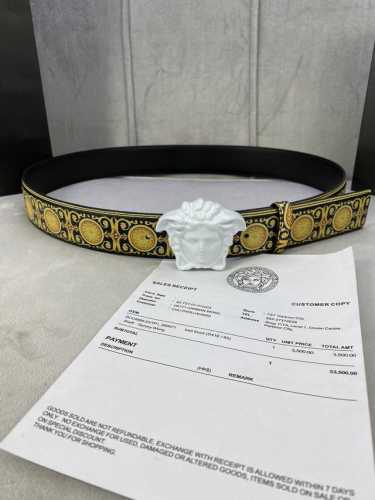 宽度4.0Cm Versace范思哲此款Palazzo腰带采用牛皮革面料制作，并饰有Le Pop Classique图案印花和标志性的美杜莎五金配件。