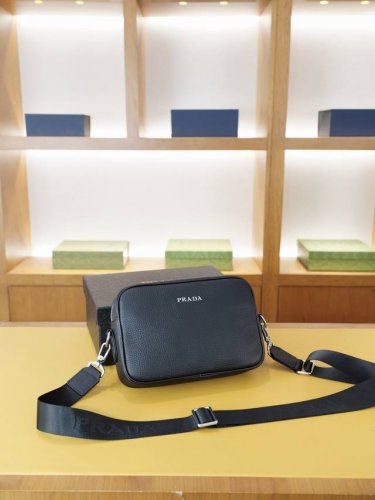 Prada 普拉达 官网同步 高版本 斜挎单肩背包 永恒不过时的标志性产品 纯原单牛皮 顶级五金制作 非市面普通版本 贸易公司订单货 全部实拍 实用性非常高 完