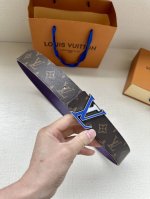 特 4.0宽 Lv Optic 双面腰带聚焦经典 Monogram 图案：一面呈现标志性印花帆布，另一面选用亮色皮革。色彩层叠令 Lv Optic 搭扣倍显瞩目