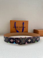 特 本款4.0宽 Lv Tag 双面腰带出自品牌与 Tyler 的合作系列，为一面铺陈妙趣 Monogram Craggy 图案，翻转即见路易威登标识压印皮革