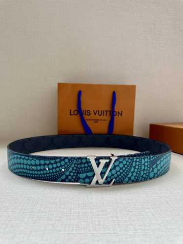 4.0宽:路易威登与草间弥生再度联袂，在合作系列中推出 Lv X Yk Lv Webbing 腰带，于棉布表面重绘这位日本艺术家多次解构的南瓜图案