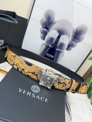 范思哲versace此款醒目个性的腰带采用皮革制成，饰有Barocco 660印花，搭配一枚La Medusa搭扣。4.0cm宽，