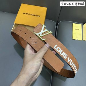 特 寬度：40Mm 進口Ep水波紋襯托原廠小牛皮底壓花！飾有高級絲印Logo視覺效果 搭扣與皮帶相呼應締造獨特造型 雙面用