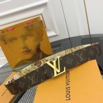 Lv 路易威登 新品 正品对版 宽度40Mm 2024 早秋男装系列跟随丹迪水手的步伐开启一场环球之旅。此款 Lv Tag 双面腰带将冲浪风格图案铺陈于一面，唤