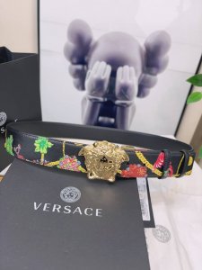 范思哲versace此款双面腰带采用光滑的saffiano皮革制作，并配有3D美杜莎腰带扣。一面为单色设计，另一面饰有tabloid印花。此款印花既是对当下名人