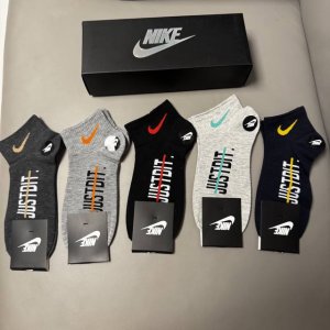 特 Nike 耐克永远的经典永远的精梳棉材质，透气吸汗柔软舒适，上脚非常Nice商务风潮，送领导送长辈首选 一盒五双