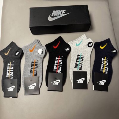 特 Nike 耐克永远的经典永远的精梳棉材质，透气吸汗柔软舒适，上脚非常Nice商务风潮，送领导送长辈首选 一盒五双