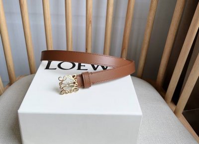 特 Loewe 罗意威专柜最新同款腰带 选用光滑牛皮革窄款腰带 配有Anagram挂锁针扣 卓越的工艺 个性的造型 精美的材质 宽:2.0Cm