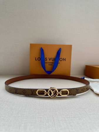 特 2.0宽 Lv Trio 双面腰带拼合细腻牛皮革和 Monogram 帆布，为中央金属搭扣聚焦 Lv Circle 标识 Monogram 花卉，雅致设计实 - 点击图像关闭